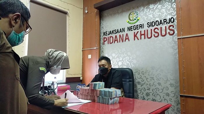 Keluarga Mantan Kades Kemantren Sidoarjo Kembalikan Uang Kerugian Negara Rp 540 Juta Keluarga Mantan Kades Kemantren Sidoarjo Kembalikan Uang Kerugian Negara Rp 540 Juta