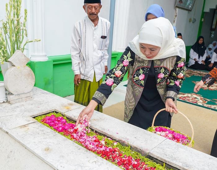 Isi Masa Tenang, Khofifah Ziarah ke Makam Kiai Wahab Chasbullah dan Kiai Bisri Syansuri di Jombang Isi Masa Tenang, Khofifah Ziarah ke Makam Kiai Wahab Chasbullah dan Kiai Bisri Syansuri di Jombang