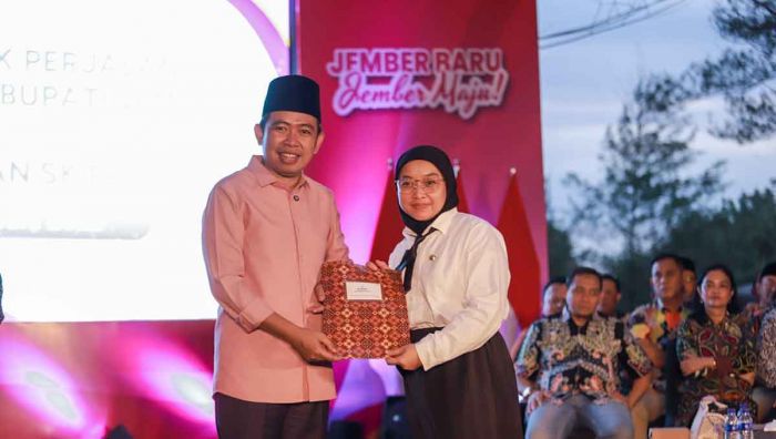 Beri SK PPPK di Pantai Watu Ulo, Bupati Jember Minta Seluruh Pegawai Loyal dan Tunjukan Kinerja Beri SK PPPK di Pantai Watu Ulo, Bupati Jember Minta Seluruh Pegawai Loyal dan Tunjukan Kinerja