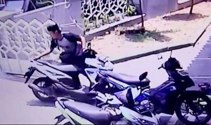 Gasak Motor saat Pemilik Tidur, Aksi Maling di Sidoarjo Tertangkap CCTV