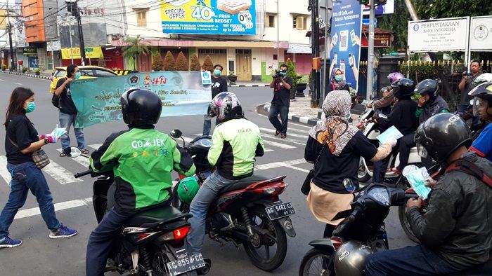 Alami Kelangkaan, PWI Kediri Bagi-bagi Masker Gratis Alami Kelangkaan, PWI Kediri Bagi-bagi Masker Gratis