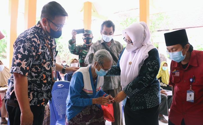 Wabup Gresik Salurkan Bansos PKH Plus Jaslut kepada Ratusan Lansia di Benjeng