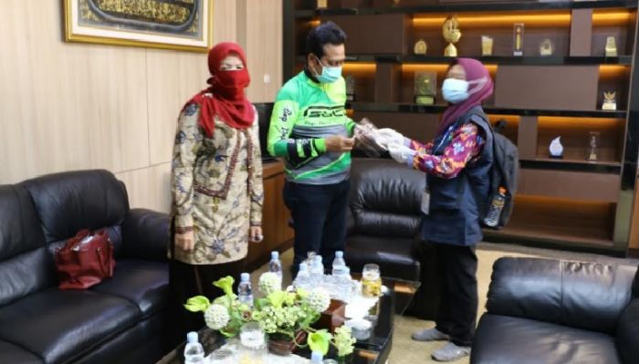 Disensus, Wabup Qosim Terima Hadiah Face Shield Disensus, Wabup Qosim Terima Hadiah Face Shield