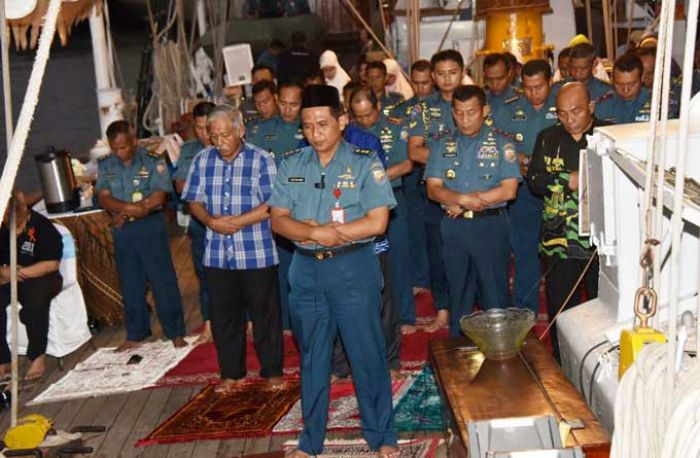 Pangarmatim Berdzikir dan Doa Bersama untuk Pelayaran KRI Dewaruci Pangarmatim Berdzikir dan Doa Bersama untuk Pelayaran KRI Dewaruci