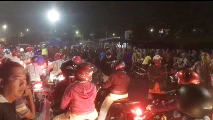 Dianggap Langgar Prokes, Polisi Bubarkan Demo Warga di Pabrik Kabel Kendaraan Mojokerto