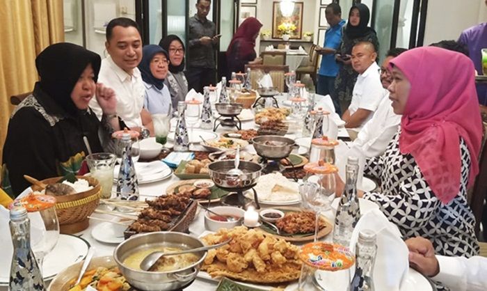 Sambil Santap Sate Klopo, Wali Kota Risma Bahas Pembangunan dengan Khofifah Sambil Santap Sate Klopo, Wali Kota Risma Bahas Pembangunan dengan Khofifah