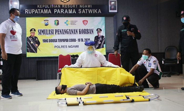 Polres Ngawi Gelar Simulasi Penanganan Korban Diduga Terpapar Covid-19 di Lapangan