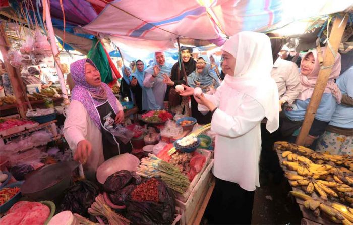 Khofifah Berbagi Kebahagiaan Bareng Pedagang di Pasar Besuki Situbondo Khofifah Berbagi Kebahagiaan Bareng Pedagang di Pasar Besuki Situbondo