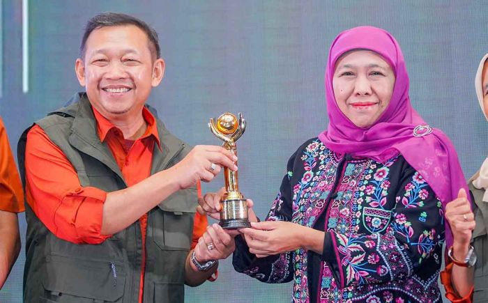 Dinobatkan sebagai Tokoh Pengembangan Industri Halal, Khofifah: Jadi Penguat dan Penyemangat Dinobatkan sebagai Tokoh Pengembangan Industri Halal, Khofifah: Jadi Penguat dan Penyemangat