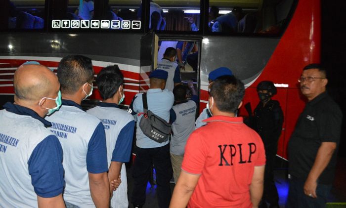 Kanwil Kemenkumham Jatim Pindahkan 34 WBP Risiko Tinggi Ke Nusa Kambangan Kanwil Kemenkumham Jatim Pindahkan 34 WBP Risiko Tinggi Ke Nusa Kambangan