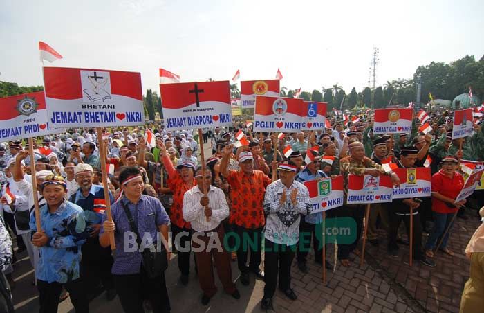 Puluhan Ribu Warga Lintas Iman Padati Alun-Alun Jombang, Berikrar Nusantara Bersatu Puluhan Ribu Warga Lintas Iman Padati Alun-Alun Jombang, Berikrar Nusantara Bersatu