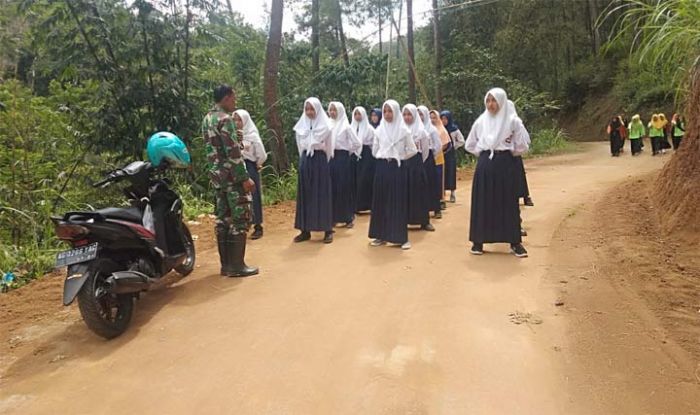 Para Siswa Desa Dompyong Bersyukur Bisa Gerak Jalan di Trek Jalan Baru