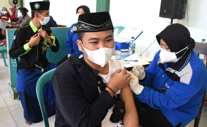 Wali Kota Kediri Tinjau Pelaksanaan Vaksinasi Serentak di Pondok Pesantren Wali Kota Kediri Tinjau Pelaksanaan Vaksinasi Serentak di Pondok Pesantren