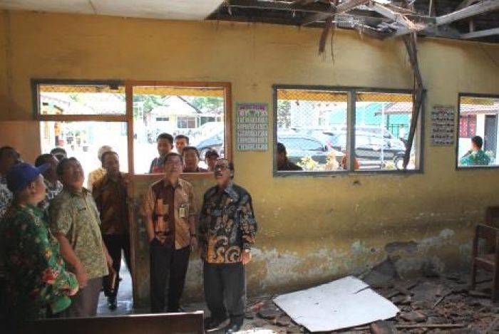 Pemkab Sidoarjo Janji Perbaiki Atap SDN Balongbendo Jebol