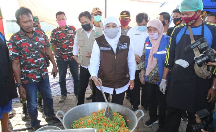 Kunjungi Dapur Umum di Sidoarjo, Gubernur Jatim akan Libatkan UMKM dan PKL untuk Sediakan Makanan Kunjungi Dapur Umum di Sidoarjo, Gubernur Jatim akan Libatkan UMKM dan PKL untuk Sediakan Makanan