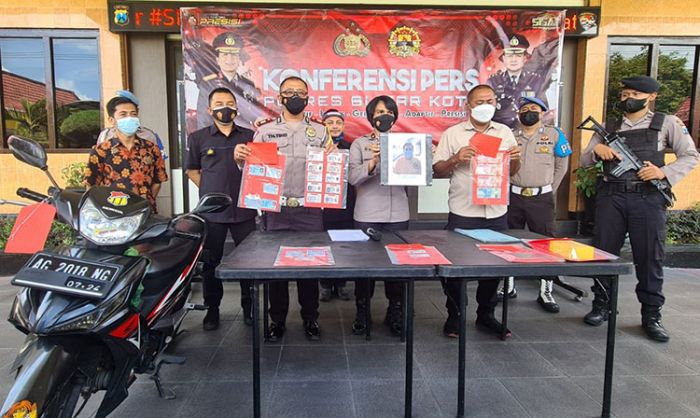 Puluhan Orang Diduga Jadi Korban, Calo SIM di Kota Blitar Ditangkap Polisi Puluhan Orang Diduga Jadi Korban, Calo SIM di Kota Blitar Ditangkap Polisi