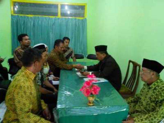 Mengharukan, Tahanan Kasus Togel Nikahkan Putrinya di KUA