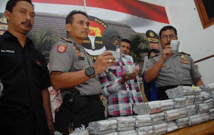 Aparat Kepolisian Polres Jombang Gagalkan Penyelundupan 1000 Butir Petasan dari ABG Aparat Kepolisian Polres Jombang Gagalkan Penyelundupan 1000 Butir Petasan dari ABG