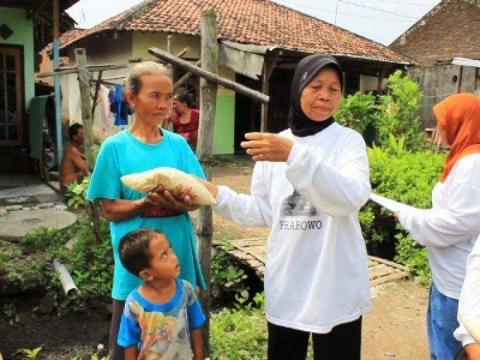 Indikasi Money Politic, Berseragam Prabowo Bagikan Gula Indikasi Money Politic, Berseragam Prabowo Bagikan Gula