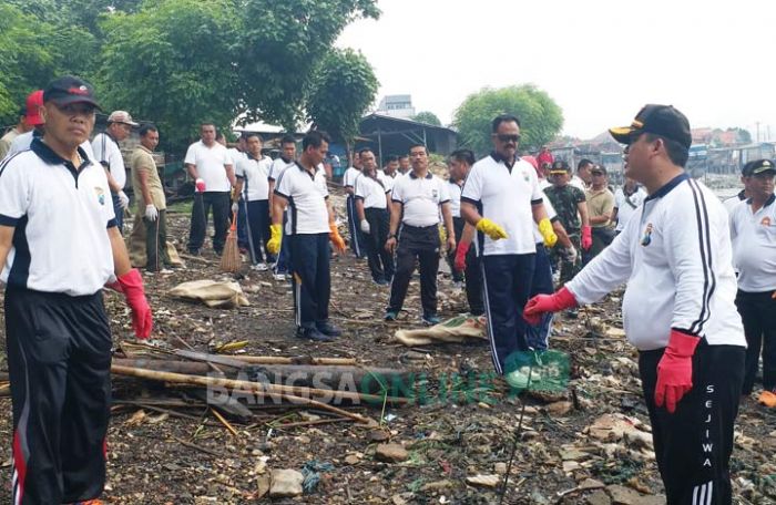 Peringati HPSN, Jajaran Polres Bangkalan Kerja Bakti Bersihkan Bibir Pelabuhan Kamal