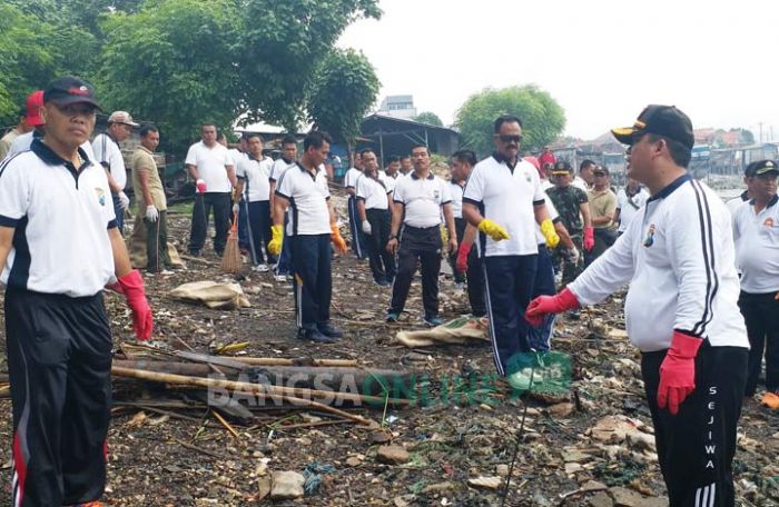 Peringati HPSN, Jajaran Polres Bangkalan Kerja Bakti Bersihkan Bibir Pelabuhan Kamal Peringati HPSN, Jajaran Polres Bangkalan Kerja Bakti Bersihkan Bibir Pelabuhan Kamal