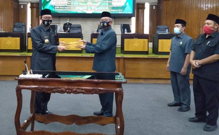 DPRD Tuban Sahkan Raperda Pertanggungjawaban APBD 2019 DPRD Tuban Sahkan Raperda Pertanggungjawaban APBD 2019