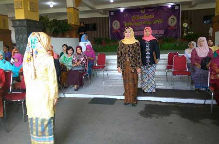 Kartini sebagai Barometer Wanita Indonesia Kartini sebagai Barometer Wanita Indonesia