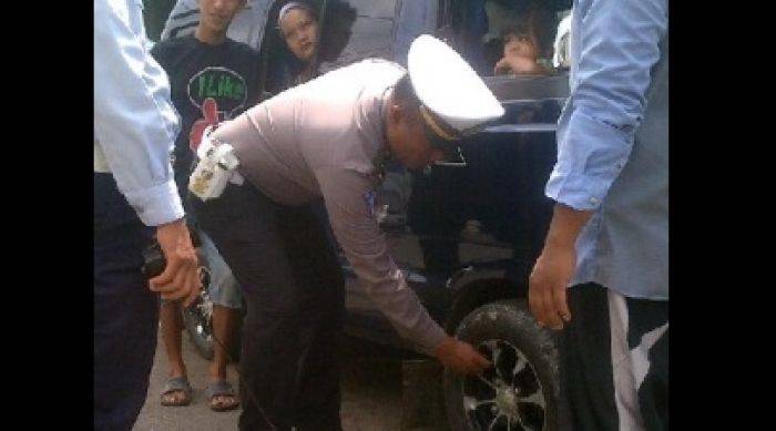 Puluhan Taksi Liar di Sampang Digembosi