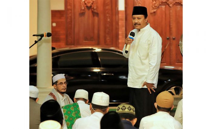 Salat Tarawih Berjamaah Bersama Perangkat Daerah, Gus Ipul Sampaikan Pentingnya Spiritual Happiness