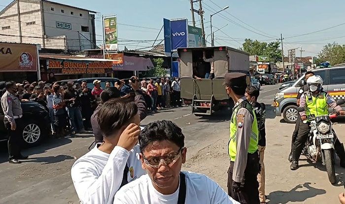 Petugas Amankan Simpatisan Shiddiqiyyah saat Jemput Paksa Putra Kiai Jombang Petugas Amankan Simpatisan Shiddiqiyyah saat Jemput Paksa Putra Kiai Jombang