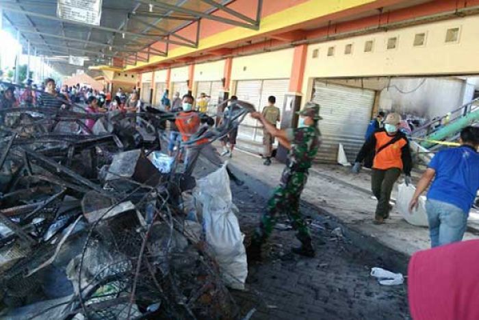 Karya Bhakti Pembersihan Pasar Legi Songgolangit Ponorogo