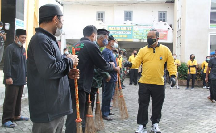 Gelar Bakti Polri di Hari Bhayangkara ke-75, Polres Kediri Kota Bersih-Bersih Tempat Ibadah Gelar Bakti Polri di Hari Bhayangkara ke-75, Polres Kediri Kota Bersih-Bersih Tempat Ibadah