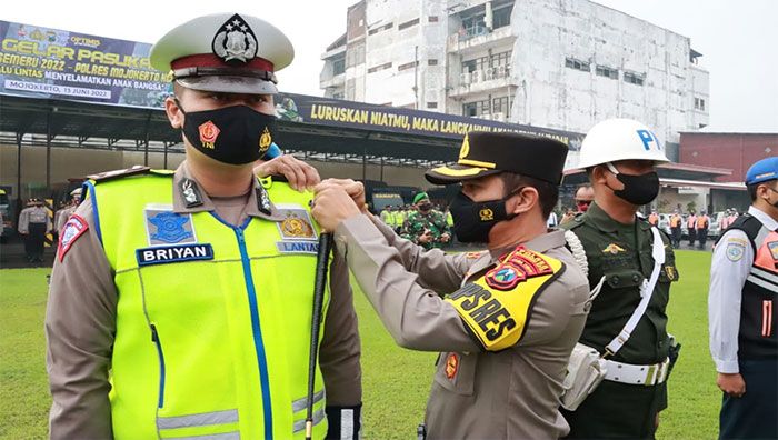Pimpin Apel Operasi Patuh Semeru 2022, Kapolres Mojokerto Kota Ingatkan 3S untuk Anggota Pimpin Apel Operasi Patuh Semeru 2022, Kapolres Mojokerto Kota Ingatkan 3S untuk Anggota