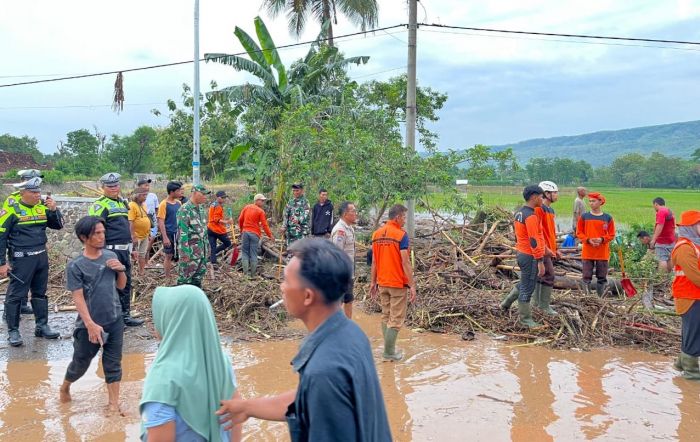Banjir di Kendit Situbondo, Kades Klatakan Ingatkan Peran Pemkab untuk Atasi Sejumlah Masalah ini Banjir di Kendit Situbondo, Kades Klatakan Ingatkan Peran Pemkab untuk Atasi Sejumlah Masalah ini