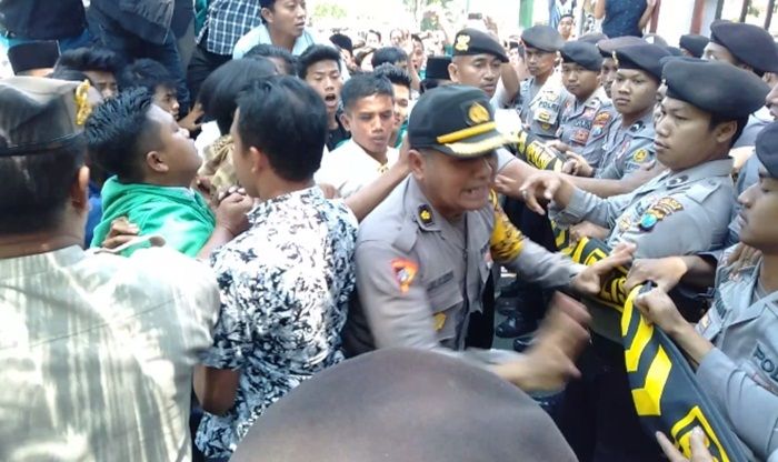 Peringati Setahun Kepemimpinan Baddrut Tamam, Kantor Bupati Pamekasan Dilempari Telur dan Tomat Peringati Setahun Kepemimpinan Baddrut Tamam, Kantor Bupati Pamekasan Dilempari Telur dan Tomat