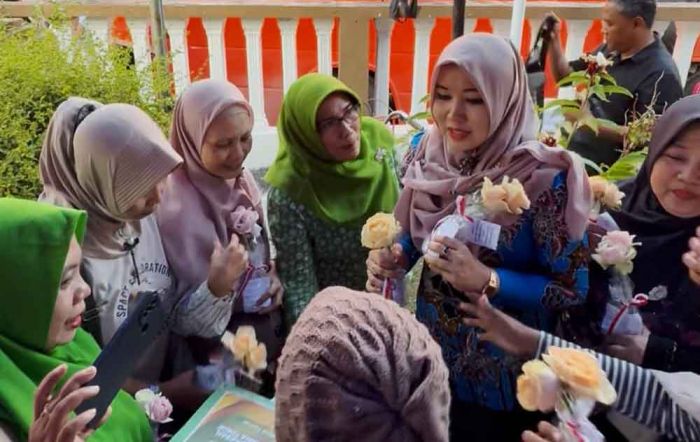 Bawa Pesan Damai untuk Jawa Timur, Anggota DPD RI Lia Istifhama Bagi-Bagi Bunga ke Warga Bawa Pesan Damai untuk Jawa Timur, Anggota DPD RI Lia Istifhama Bagi-Bagi Bunga ke Warga
