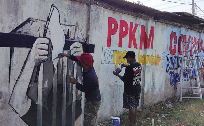 Pelukis di Kediri Dukung PPKM Lewat Mural: Kami Hampir Menyerah