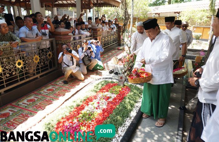 Awali Napak Tilas Resolusi Jihad, Prabowo-Sandi Ziarah ke Makam Pendiri NU KH. Hasyim Asy