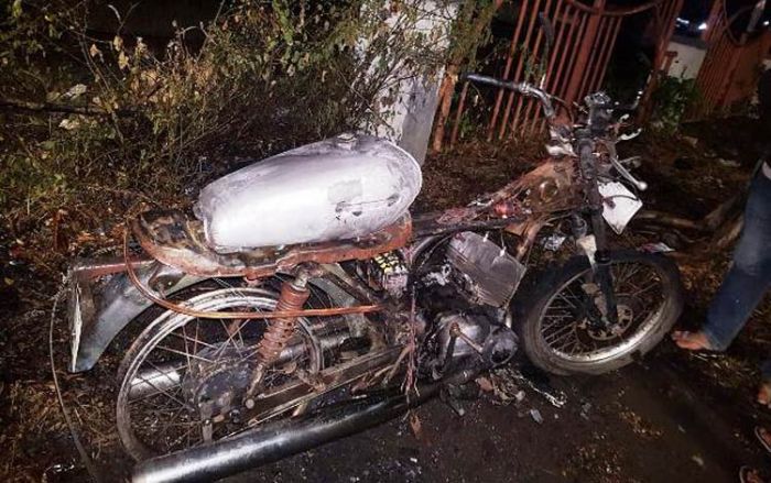 Tadi Malam, Sepeda Motor Terbakar di Depan Pintu Masuk Perum Puri Surya Jaya