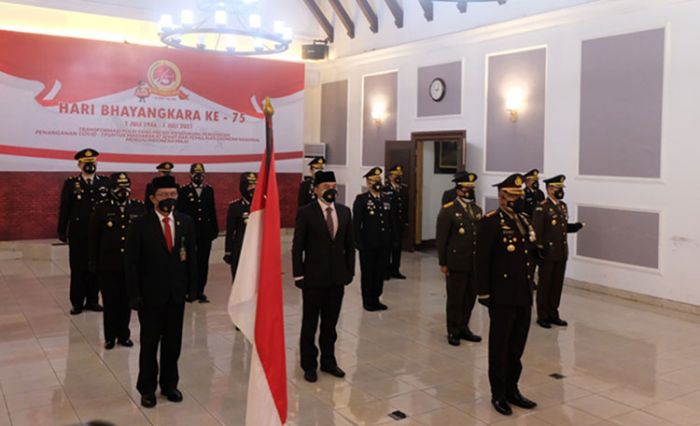 HUT ke-75 Bhayangkara, Wali Kota Eri Apresiasi Polri Bantu Tangani Covid-19 di Surabaya HUT ke-75 Bhayangkara, Wali Kota Eri Apresiasi Polri Bantu Tangani Covid-19 di Surabaya