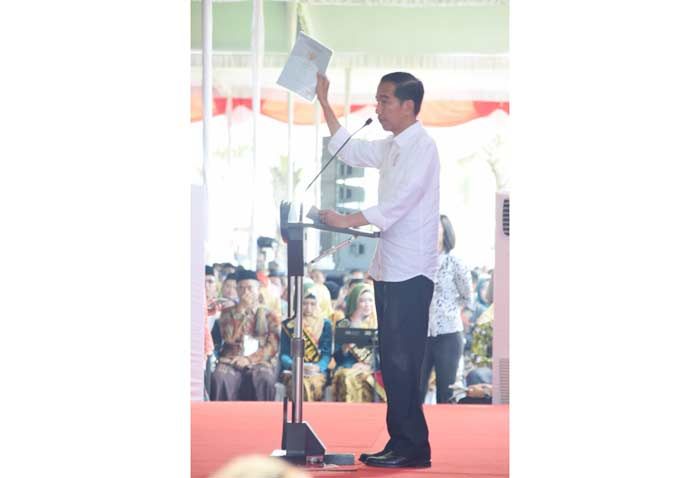 Ribuan Masyarakat Jatim Terima Sertifikat Tanah dari Presiden Jokowi Ribuan Masyarakat Jatim Terima Sertifikat Tanah dari Presiden Jokowi