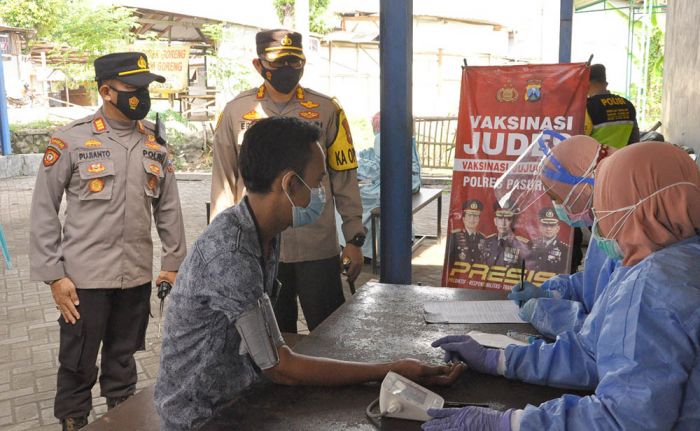 Dilakukan Door To Door, Polres Pasuruan Gelar Vaksinasi Jujuk Desa