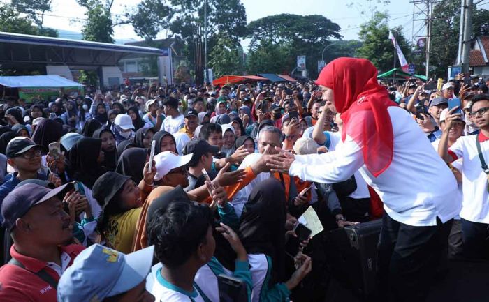 Peringati Hari Jadi Jatim, Gubernur Khofifah Jalan Sehat Bareng Ribuan Masyarakat di Bakorwil Jember