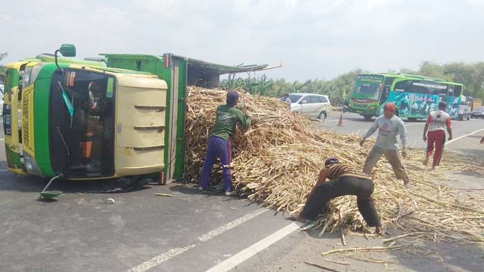 Dihantam Sugeng Rahayu, Truk Tebu Terguling di Bypass Puri Mojokerto Dihantam Sugeng Rahayu, Truk Tebu Terguling di Bypass Puri Mojokerto