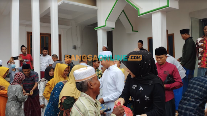 Salurkan Pembagian Zakat, Warga Doakan Abdullah Hidayat Jadi Bupati Sampang Salurkan Pembagian Zakat, Warga Doakan Abdullah Hidayat Jadi Bupati Sampang
