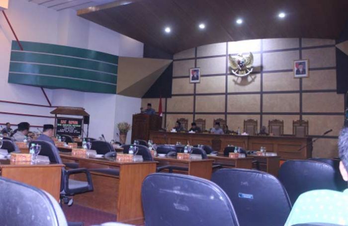 Sempat Molor Berjam-jam, 3 Raperda non APBD Akhirnya Disahkan Sempat Molor Berjam-jam, 3 Raperda non APBD Akhirnya Disahkan