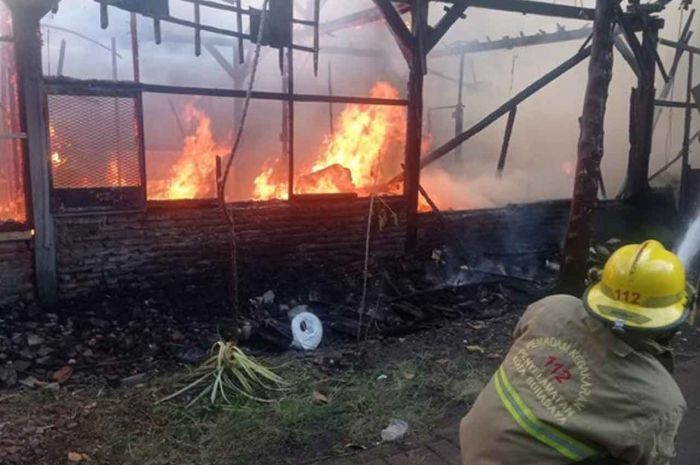Diduga Korsleting Listrik, Rumah di Lakarsantri Surabaya Terbakar Diduga Korsleting Listrik, Rumah di Lakarsantri Surabaya Terbakar