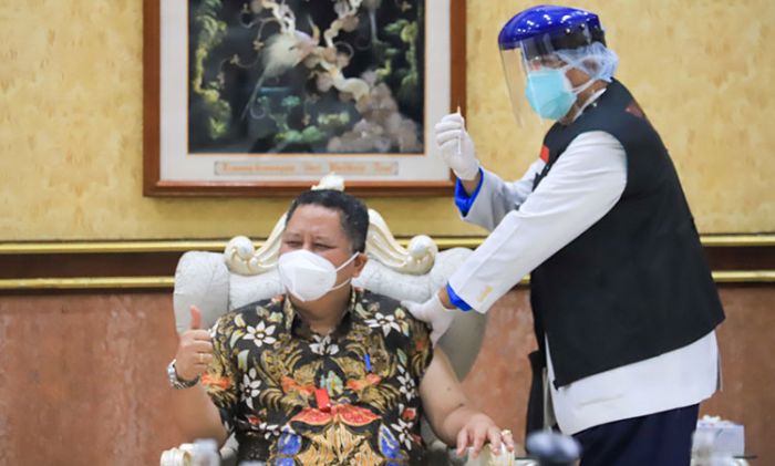 Disuntik Vaksin Sinovac Tahap 2, Plt Wali Kota dan Forpimda Surabaya Minta Warga Tak Takut Divaksin Disuntik Vaksin Sinovac Tahap 2, Plt Wali Kota dan Forpimda Surabaya Minta Warga Tak Takut Divaksin