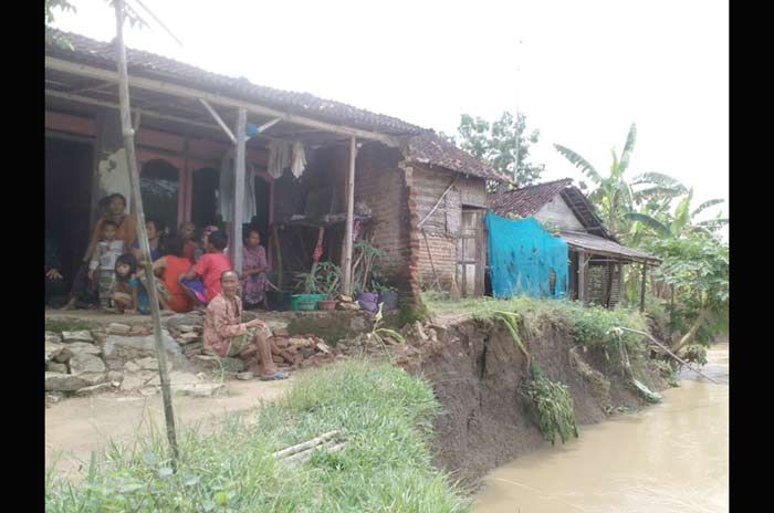 Banjir Luapan Sungai Kening, 3 Rumah Warga Bangilan Terancam Amblas Banjir Luapan Sungai Kening, 3 Rumah Warga Bangilan Terancam Amblas