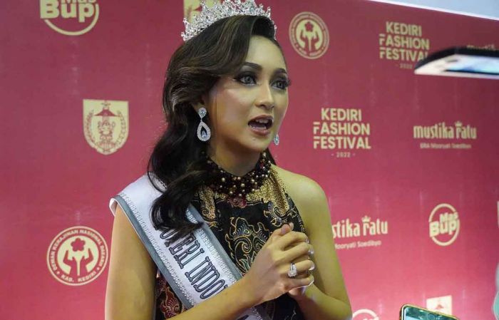Finalis Putri Indonesia Sanjung Motif Batik Kabupaten Kediri Finalis Putri Indonesia Sanjung Motif Batik Kabupaten Kediri